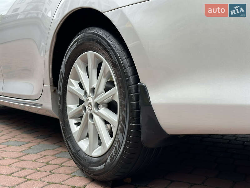 Седан Toyota Camry 2011 в Івано-Франківську