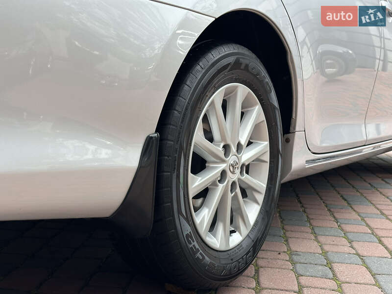 Седан Toyota Camry 2011 в Івано-Франківську