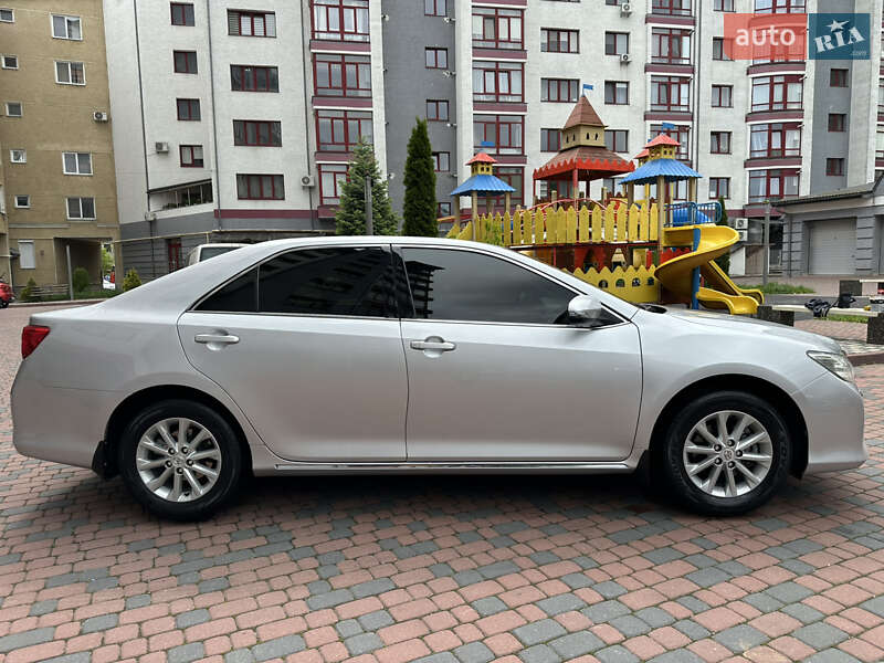 Седан Toyota Camry 2011 в Івано-Франківську