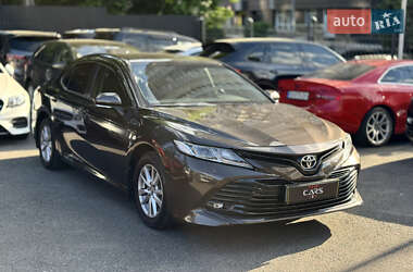 Седан Toyota Camry 2018 в Киеве