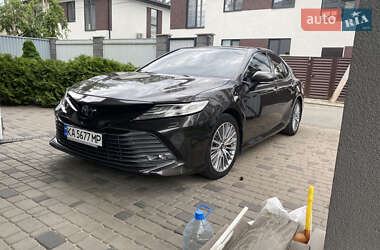 Седан Toyota Camry 2018 в Киеве