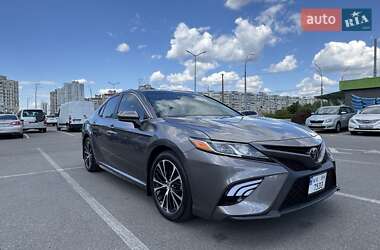 Седан Toyota Camry 2018 в Киеве