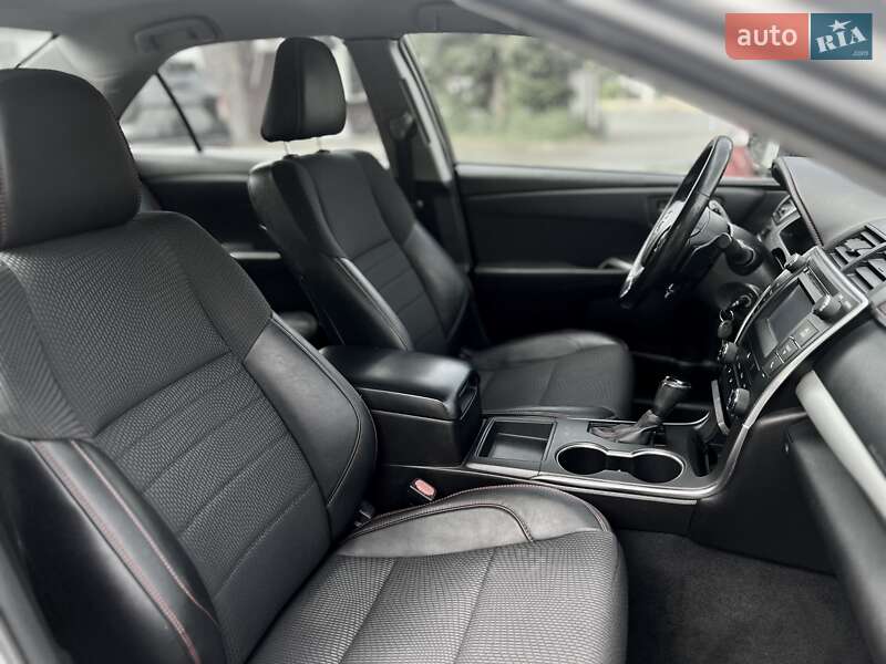 Седан Toyota Camry 2016 в Киеве