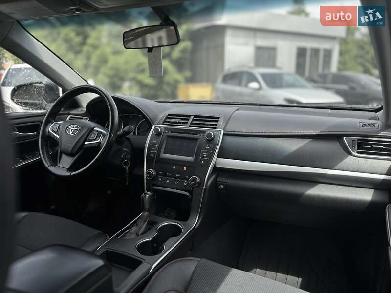 Седан Toyota Camry 2016 в Киеве