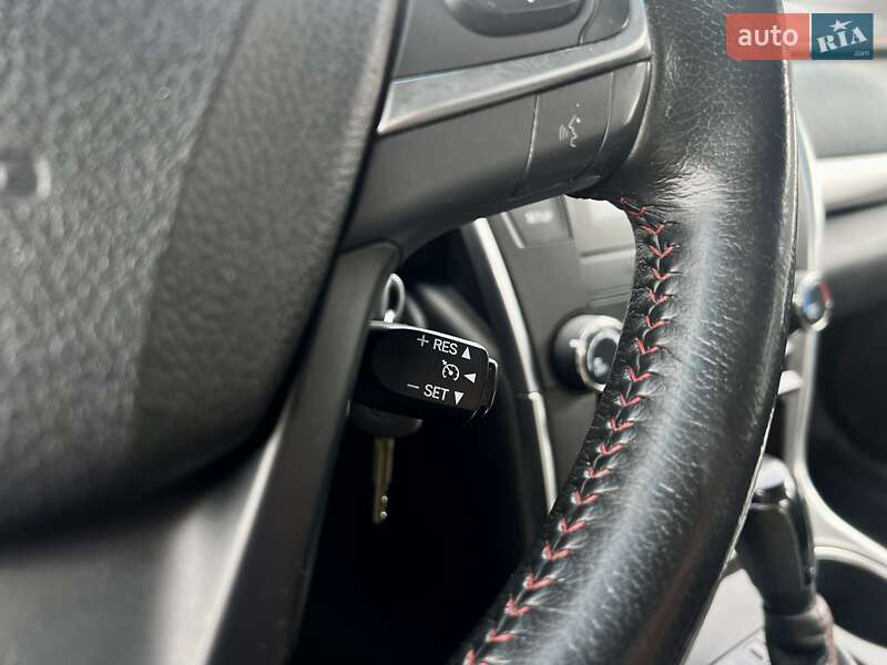 Седан Toyota Camry 2016 в Киеве