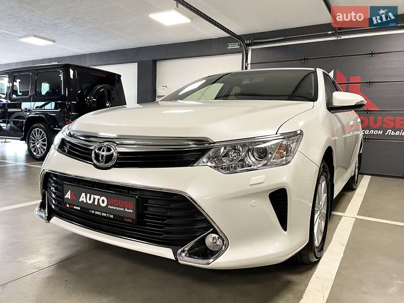 Седан Toyota Camry 2017 в Львові