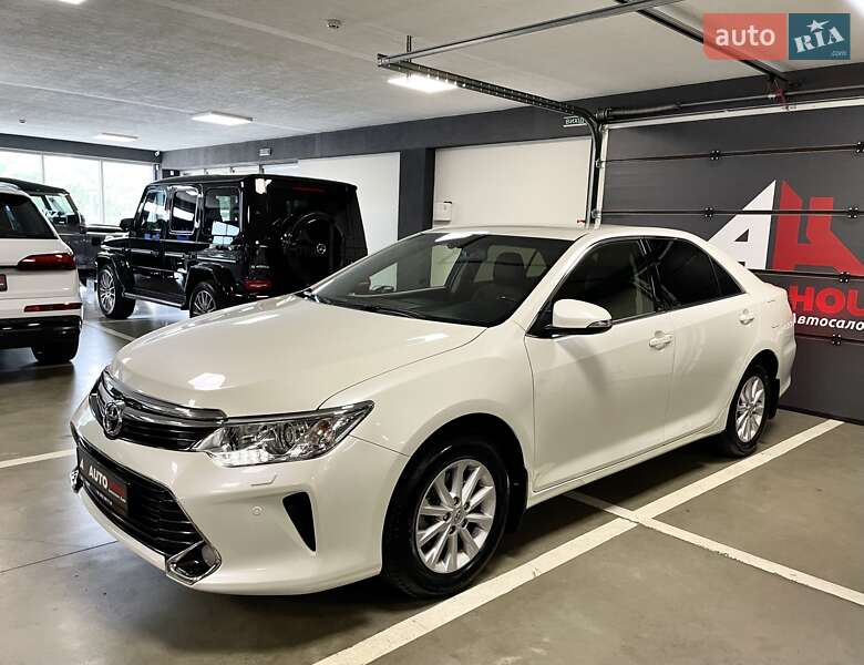 Седан Toyota Camry 2017 в Львові