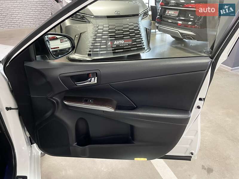 Седан Toyota Camry 2017 в Львові