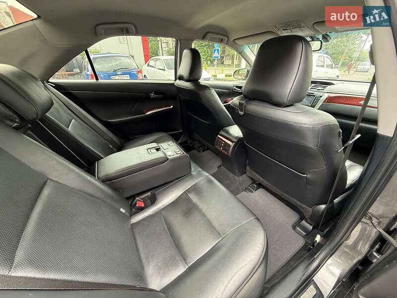 Седан Toyota Camry 2012 в Львові