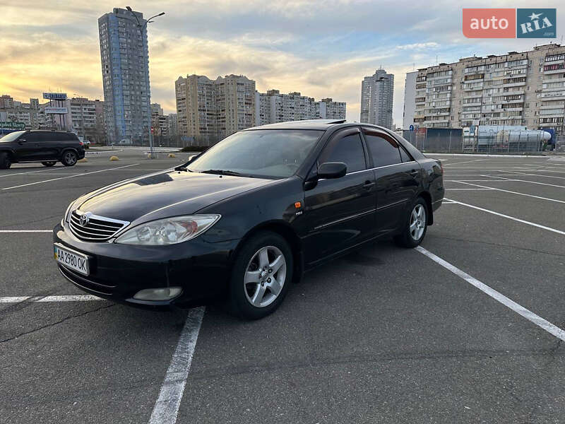 Седан Toyota Camry 2004 в Киеве