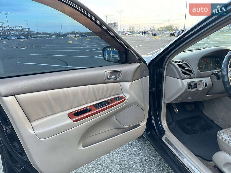 Седан Toyota Camry 2004 в Киеве