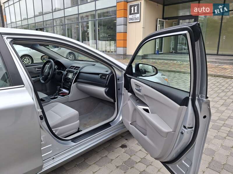 Седан Toyota Camry 2015 в Хмельницькому