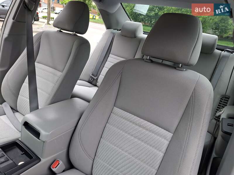 Седан Toyota Camry 2015 в Хмельницькому