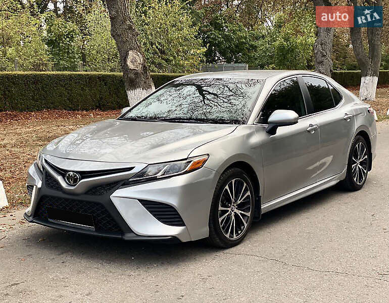 Седан Toyota Camry 2019 в Киеве