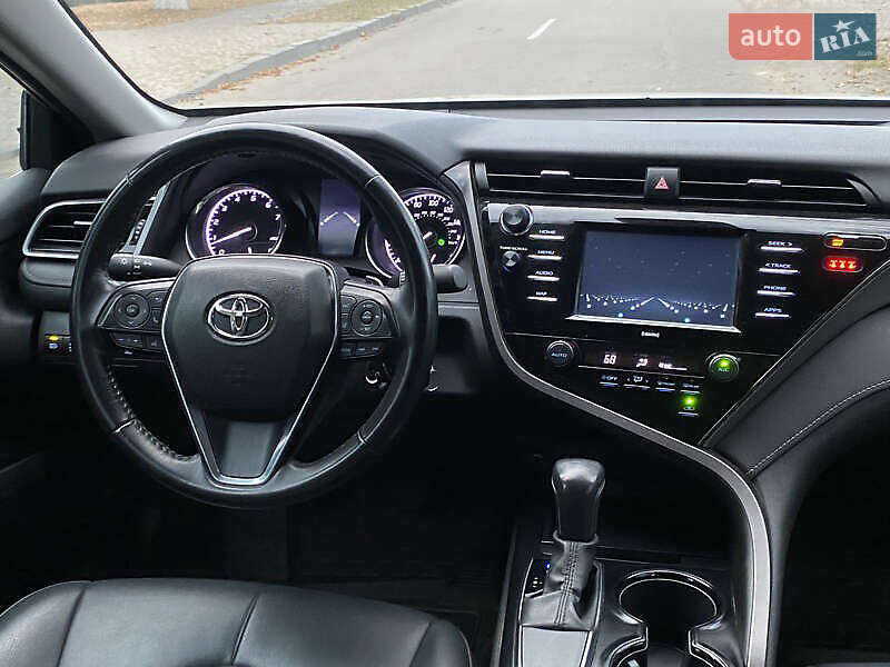 Седан Toyota Camry 2019 в Киеве