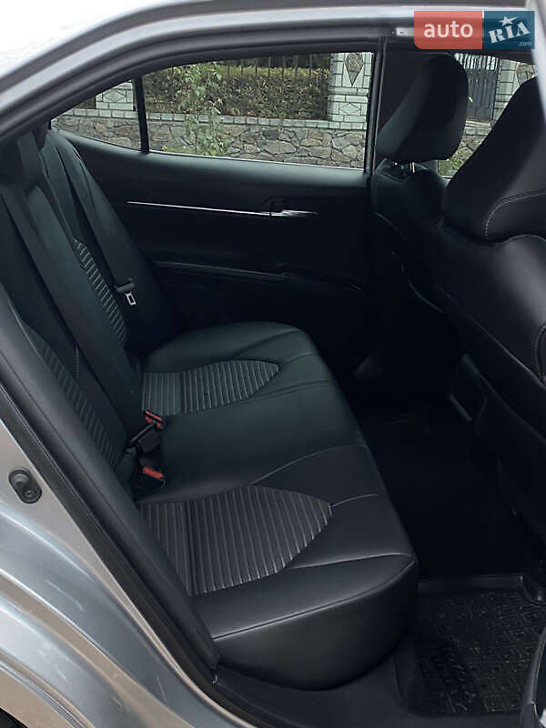 Седан Toyota Camry 2019 в Киеве