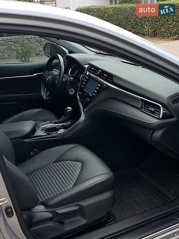 Седан Toyota Camry 2019 в Киеве