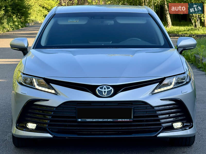 Седан Toyota Camry 2021 в Рівному