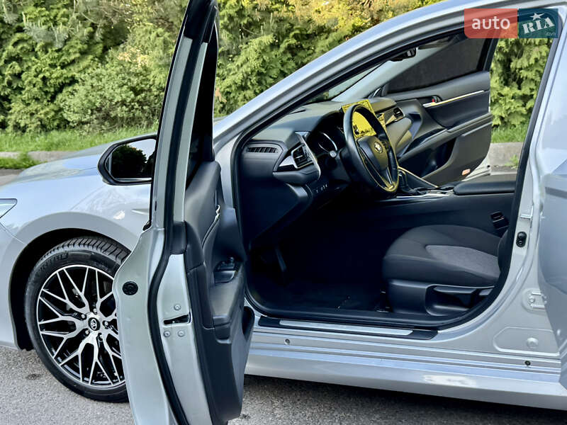 Седан Toyota Camry 2021 в Рівному