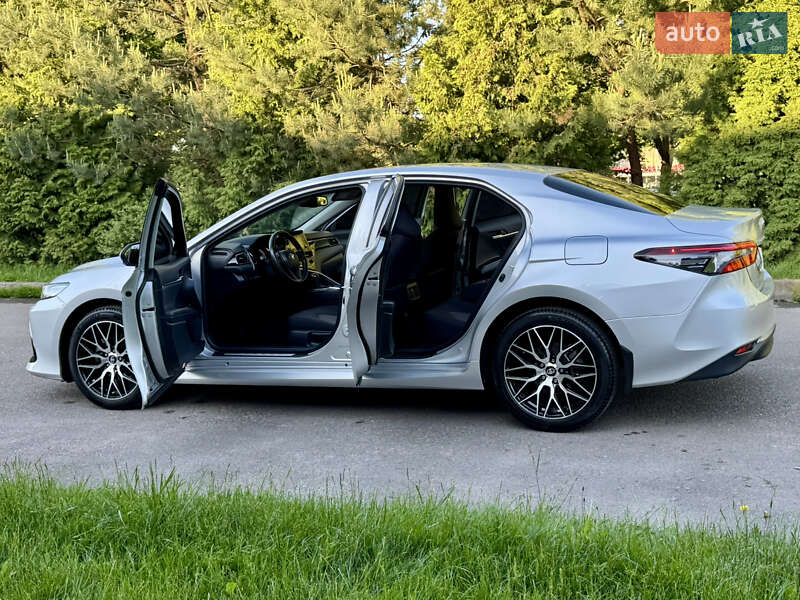 Седан Toyota Camry 2021 в Рівному