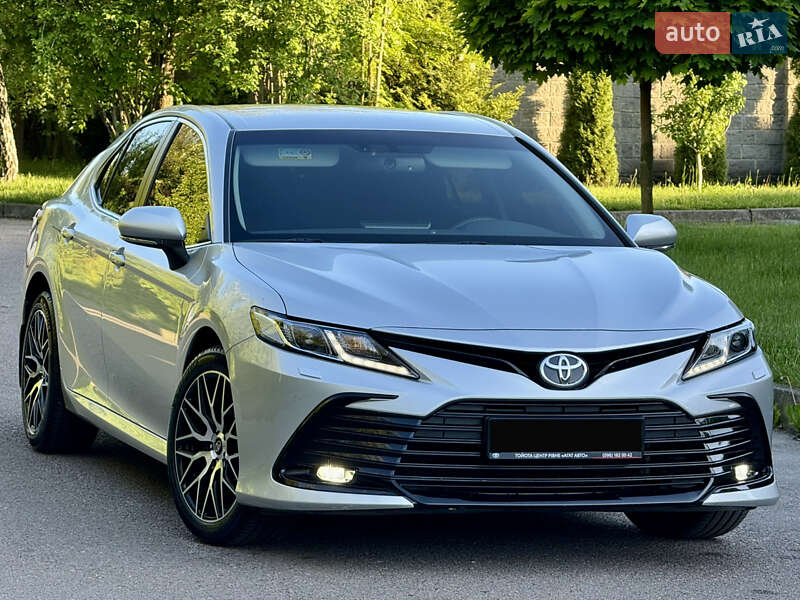 Седан Toyota Camry 2021 в Рівному