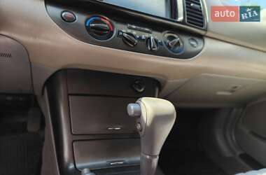 Седан Toyota Camry 2005 в 