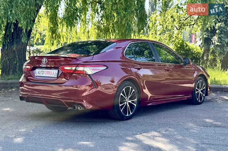 Седан Toyota Camry 2018 в Києві