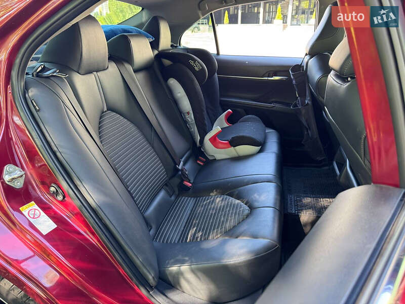 Седан Toyota Camry 2018 в Києві