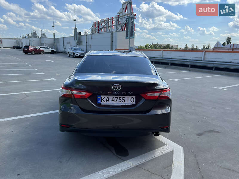 Седан Toyota Camry 2019 в Киеве