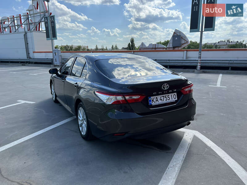 Седан Toyota Camry 2019 в Киеве