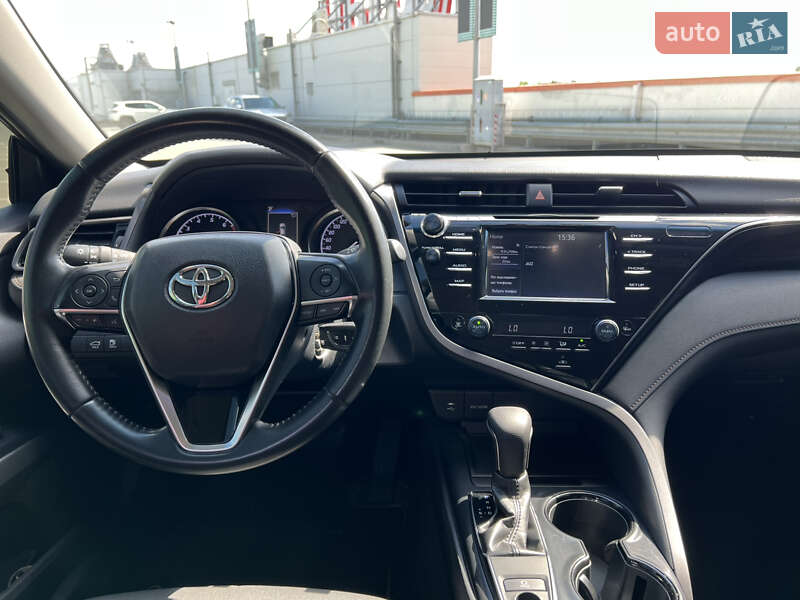 Седан Toyota Camry 2019 в Киеве