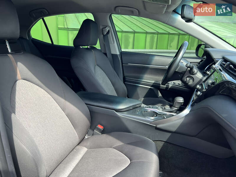 Седан Toyota Camry 2019 в Киеве