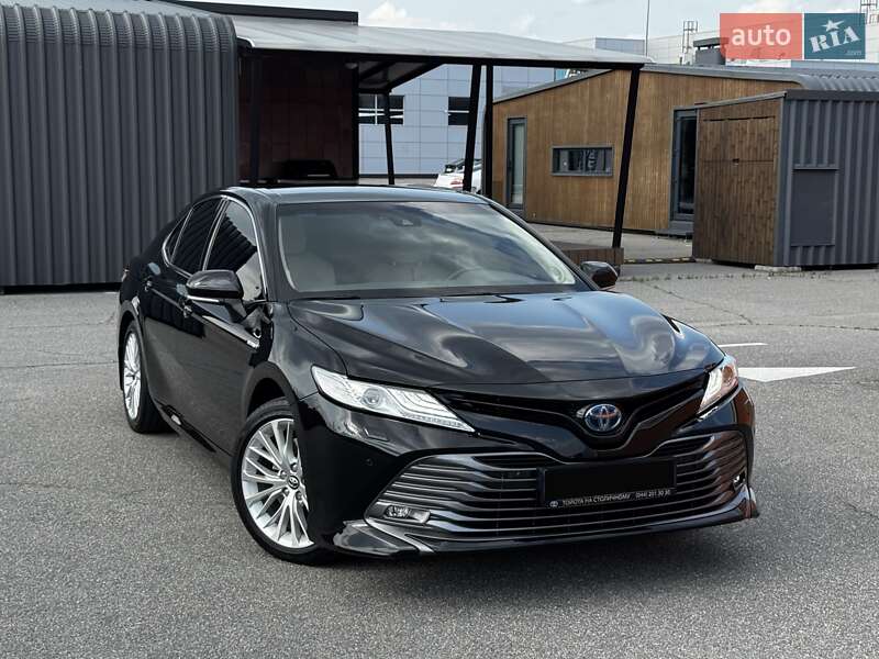 Седан Toyota Camry 2019 в Киеве
