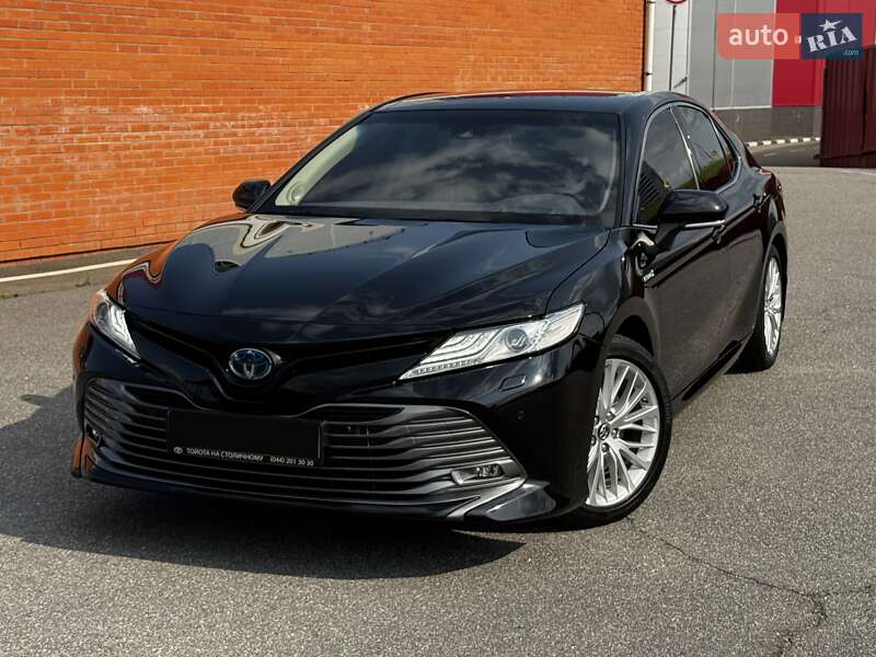 Седан Toyota Camry 2019 в Киеве