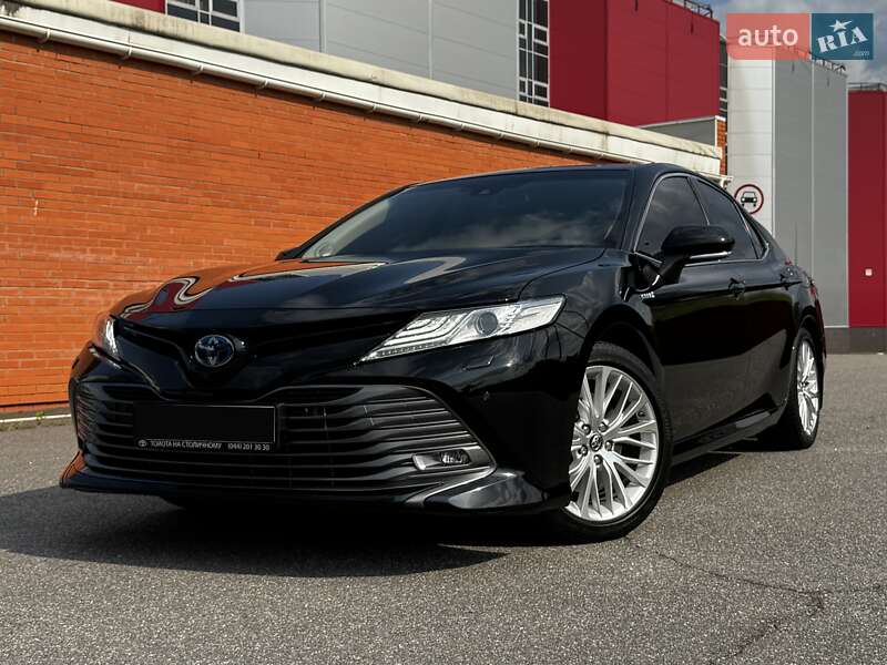 Седан Toyota Camry 2019 в Киеве
