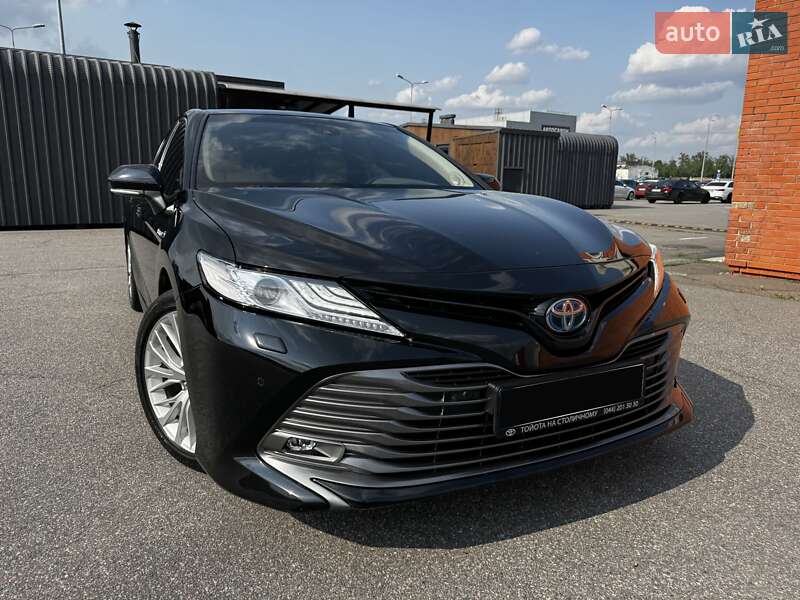 Седан Toyota Camry 2019 в Киеве