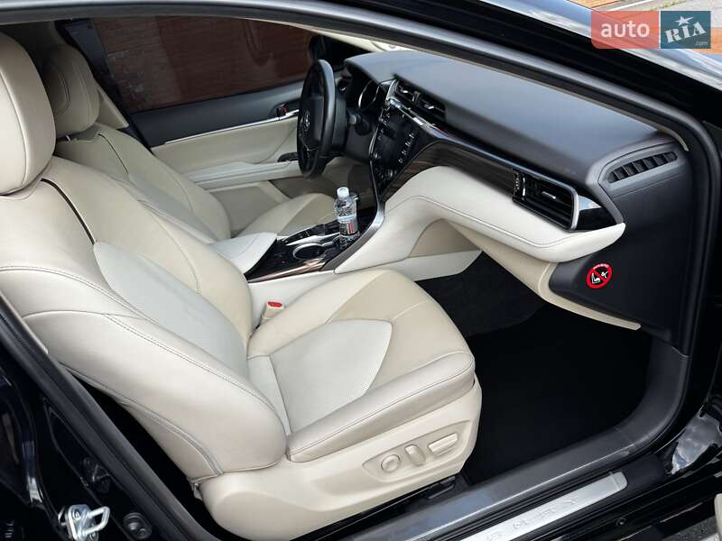 Седан Toyota Camry 2019 в Киеве