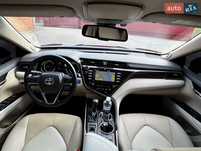 Седан Toyota Camry 2019 в Киеве