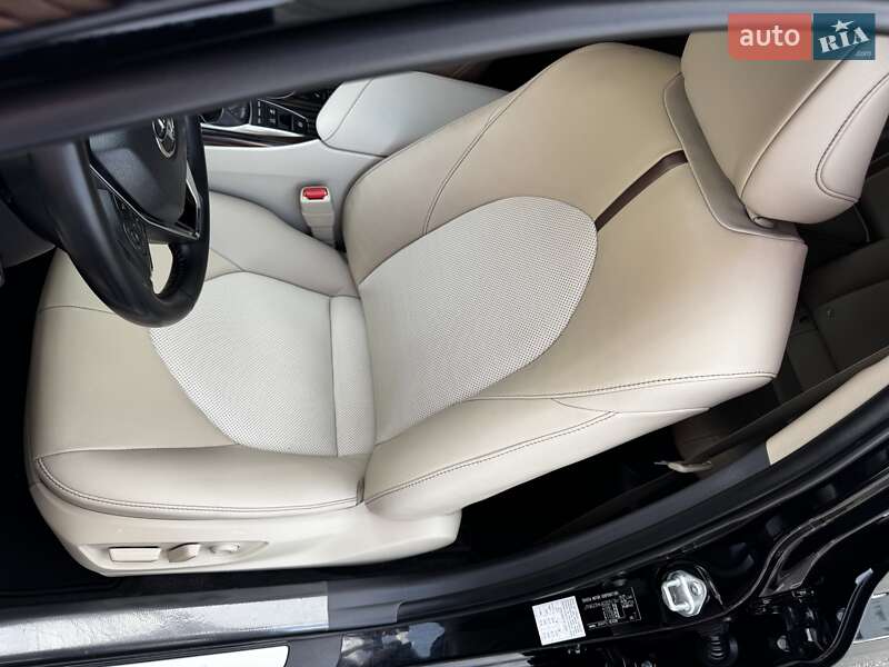 Седан Toyota Camry 2019 в Киеве