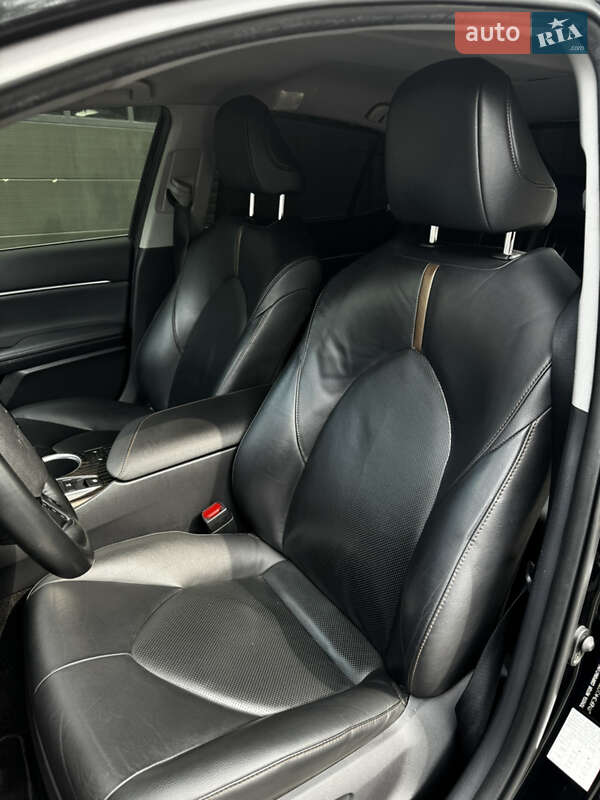 Седан Toyota Camry 2019 в Днепре