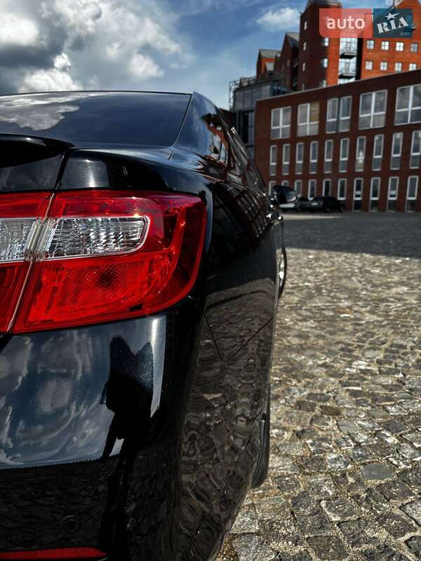 Седан Toyota Camry 2013 в Дніпрі