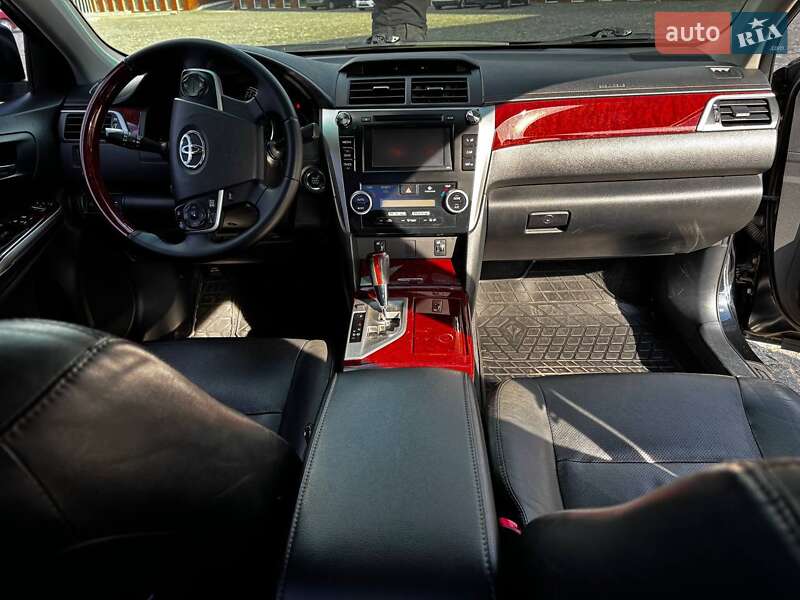 Седан Toyota Camry 2013 в Дніпрі