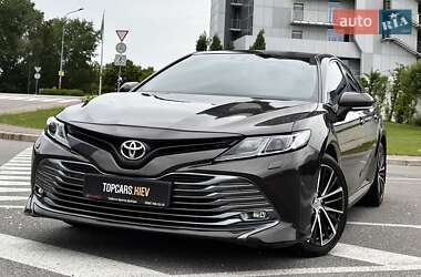 Седан Toyota Camry 2018 в Киеве