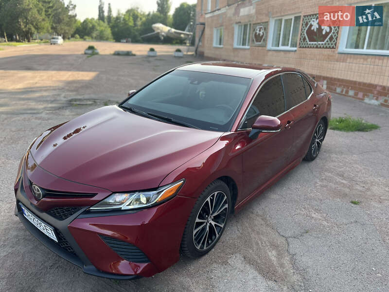 Седан Toyota Camry 2018 в Прилуках