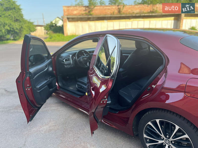 Седан Toyota Camry 2018 в Прилуках