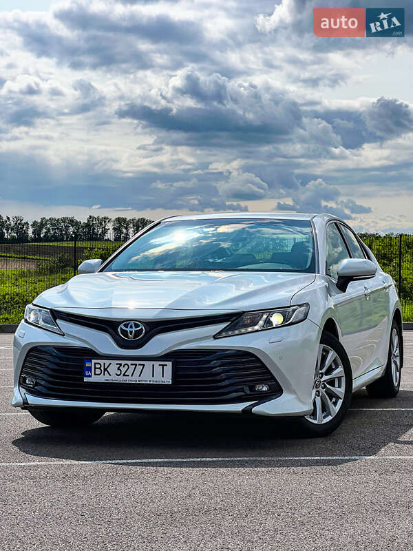 Седан Toyota Camry 2019 в Ровно