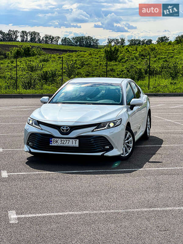 Седан Toyota Camry 2019 в Ровно