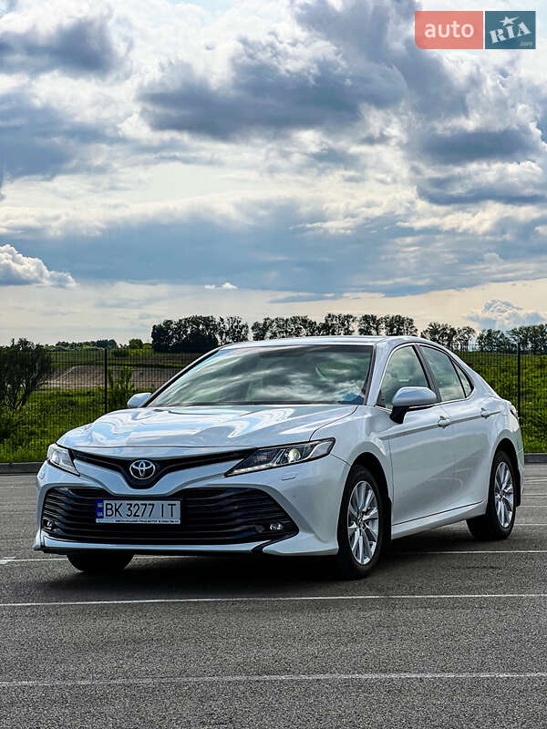 Седан Toyota Camry 2019 в Ровно