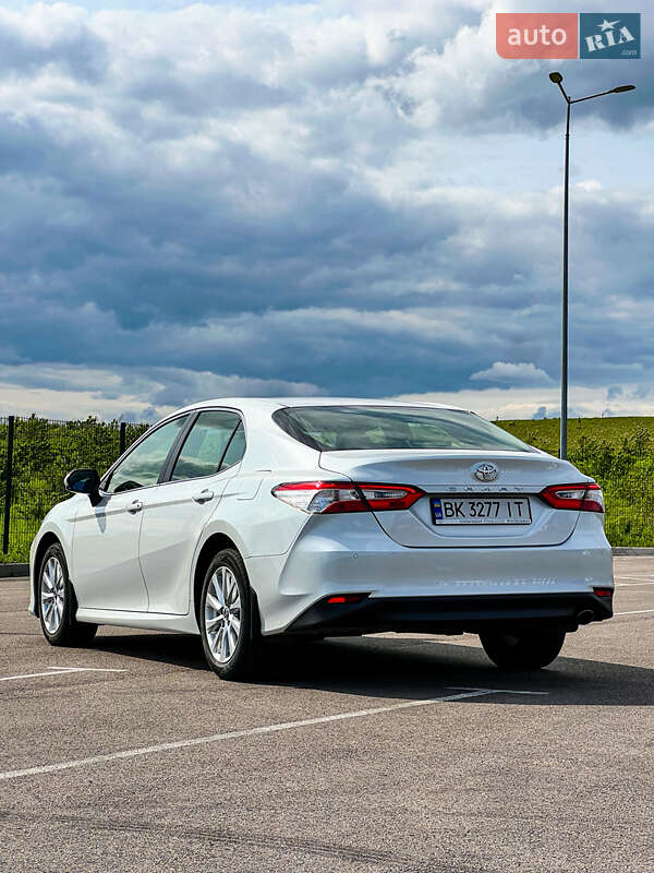 Седан Toyota Camry 2019 в Ровно