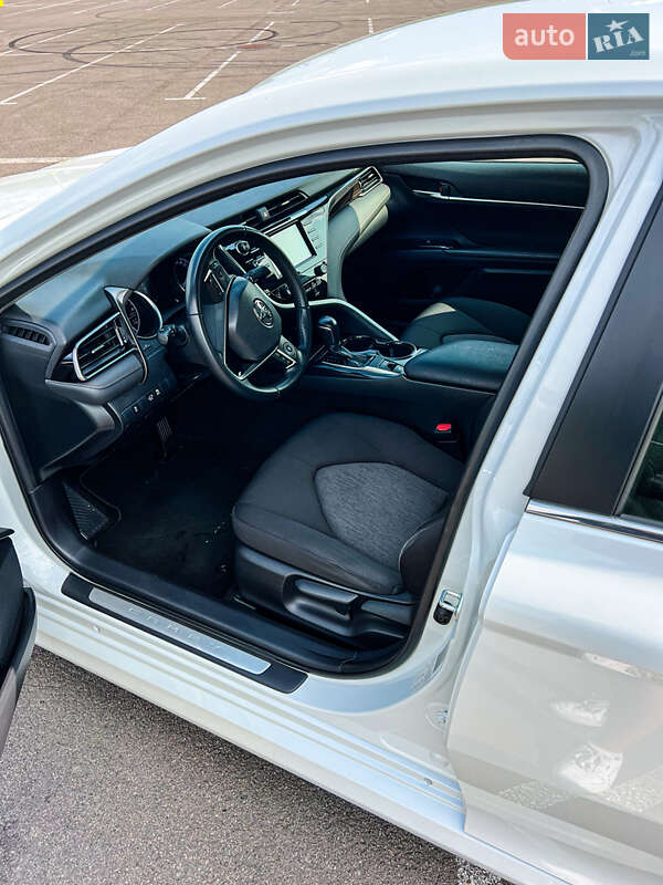Седан Toyota Camry 2019 в Ровно
